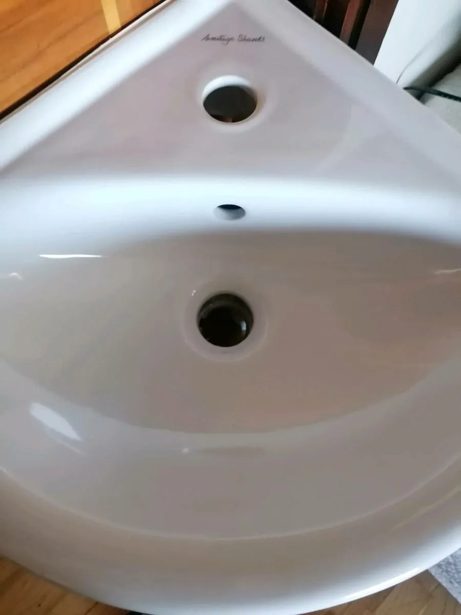 Corner Basin with Pedestal - Image 4