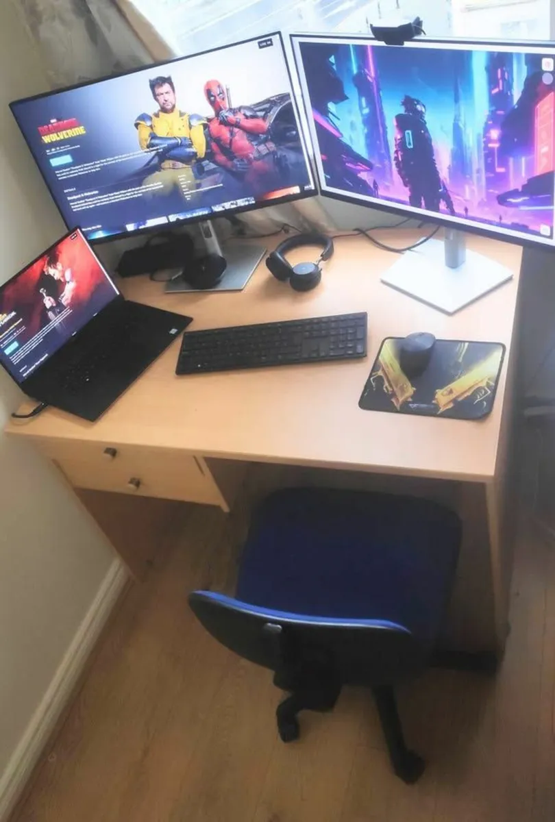 Strong Wooden Desk in Excellent Condition - Image 4