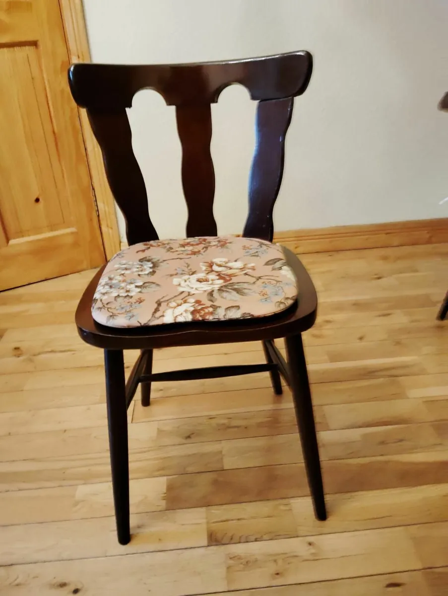 Table and chairs - Image 3