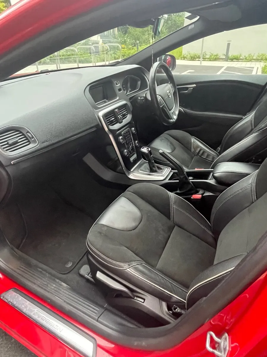 Volvo V40 2019 - Image 2