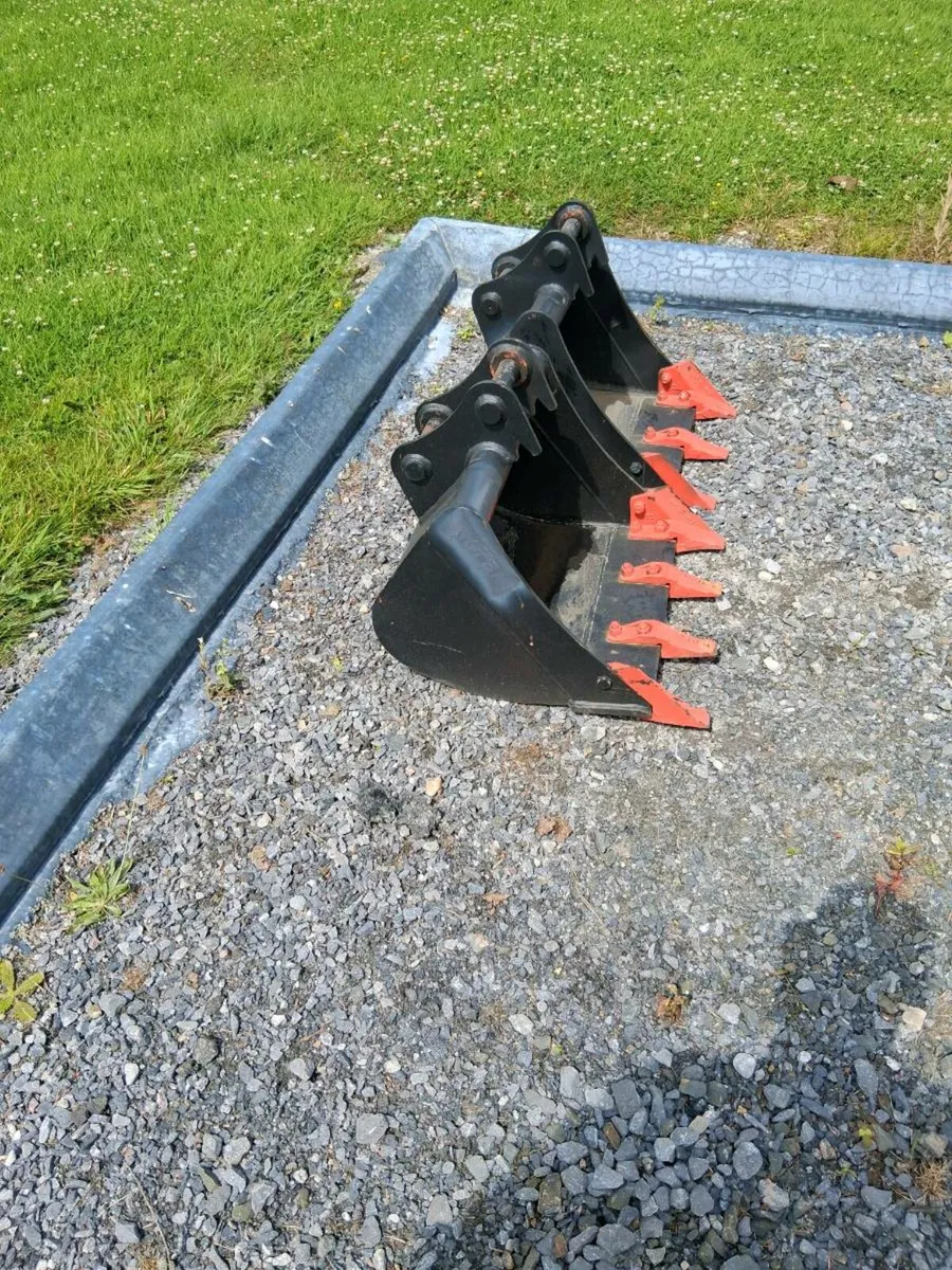 New Miller digging bucket 40mm pins - Image 1