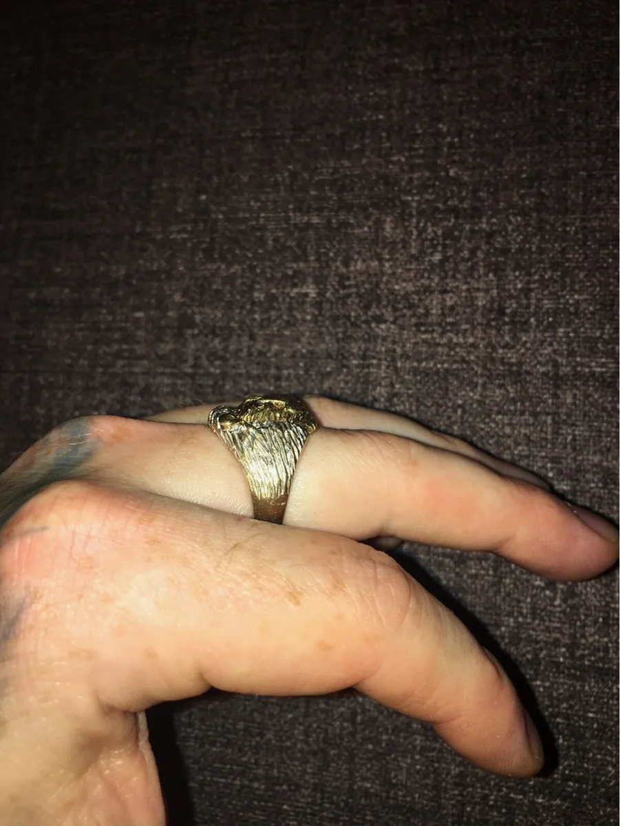 9ct yellow & white gold lion ring - Image 2