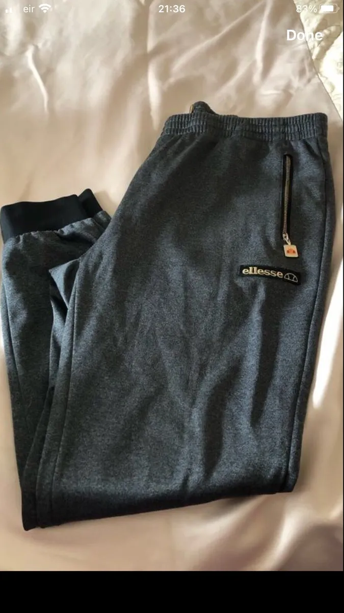 Mens bottoms size L €15 - Image 1