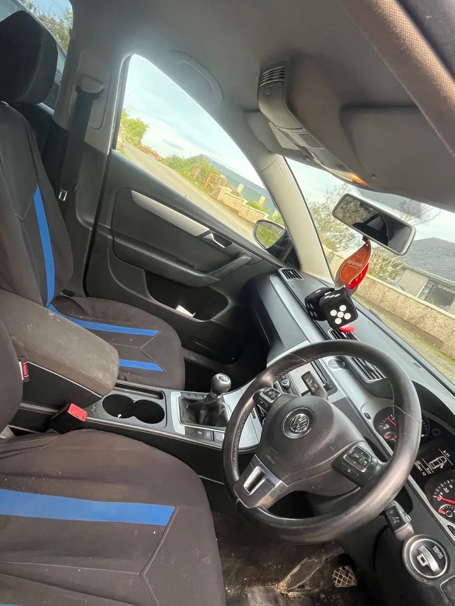 Volkswagen Passat 2011 - Image 2