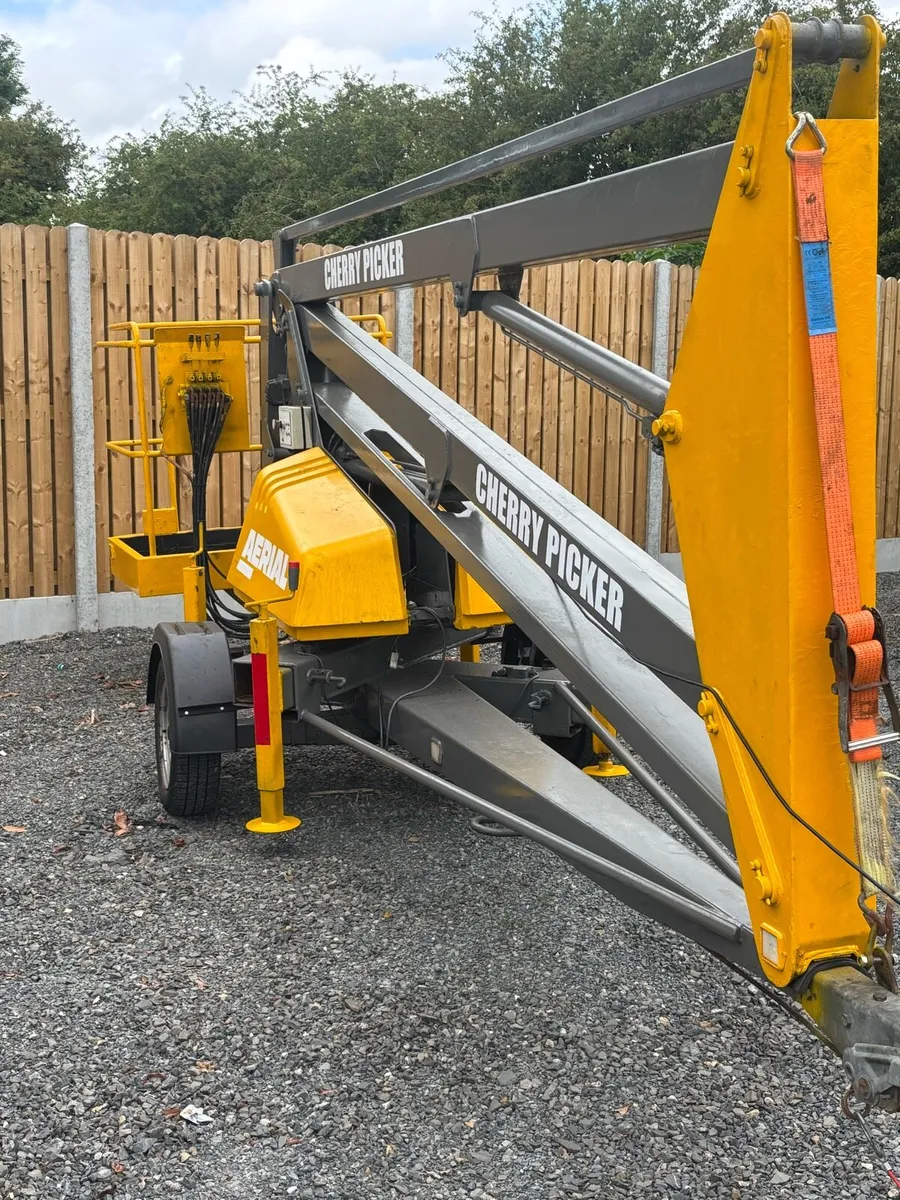 Tow behind cherry picker hoist - Image 1