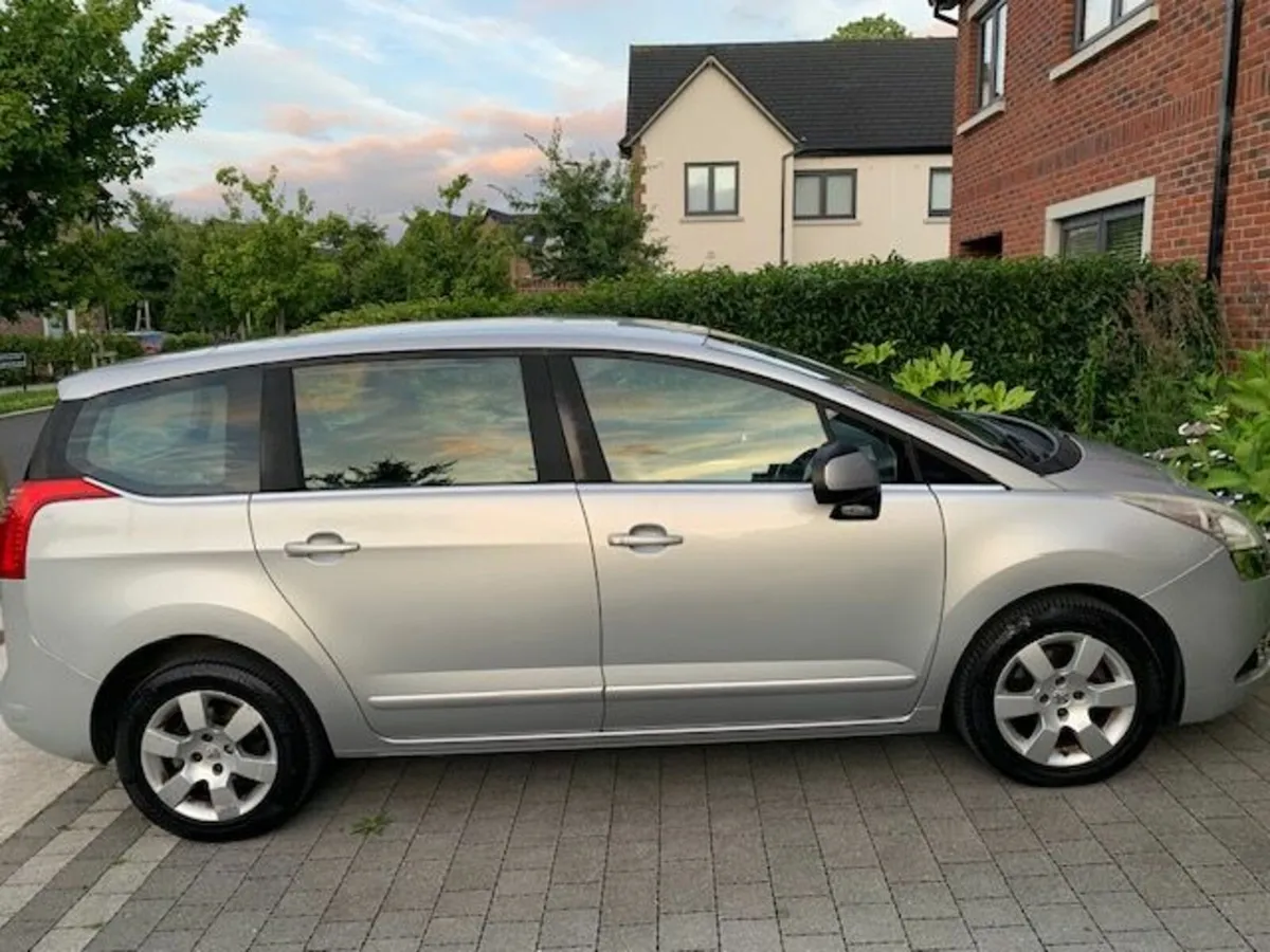 Peugeot 5008 2012 - Image 1