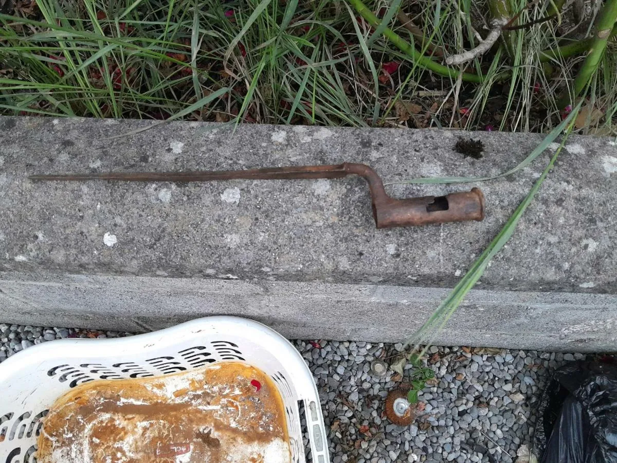 Old socket bayonet - Image 1