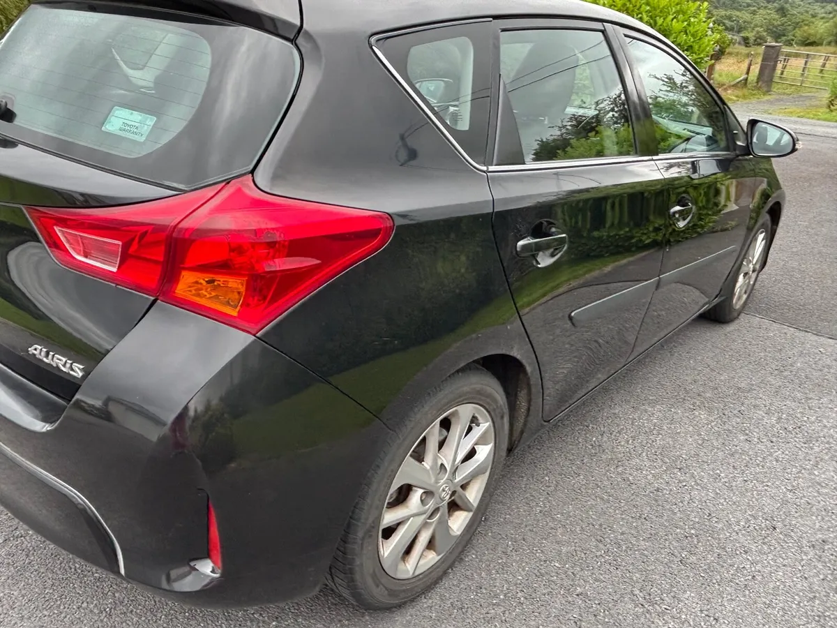 Toyota Auris 2014 hatchback - Image 2