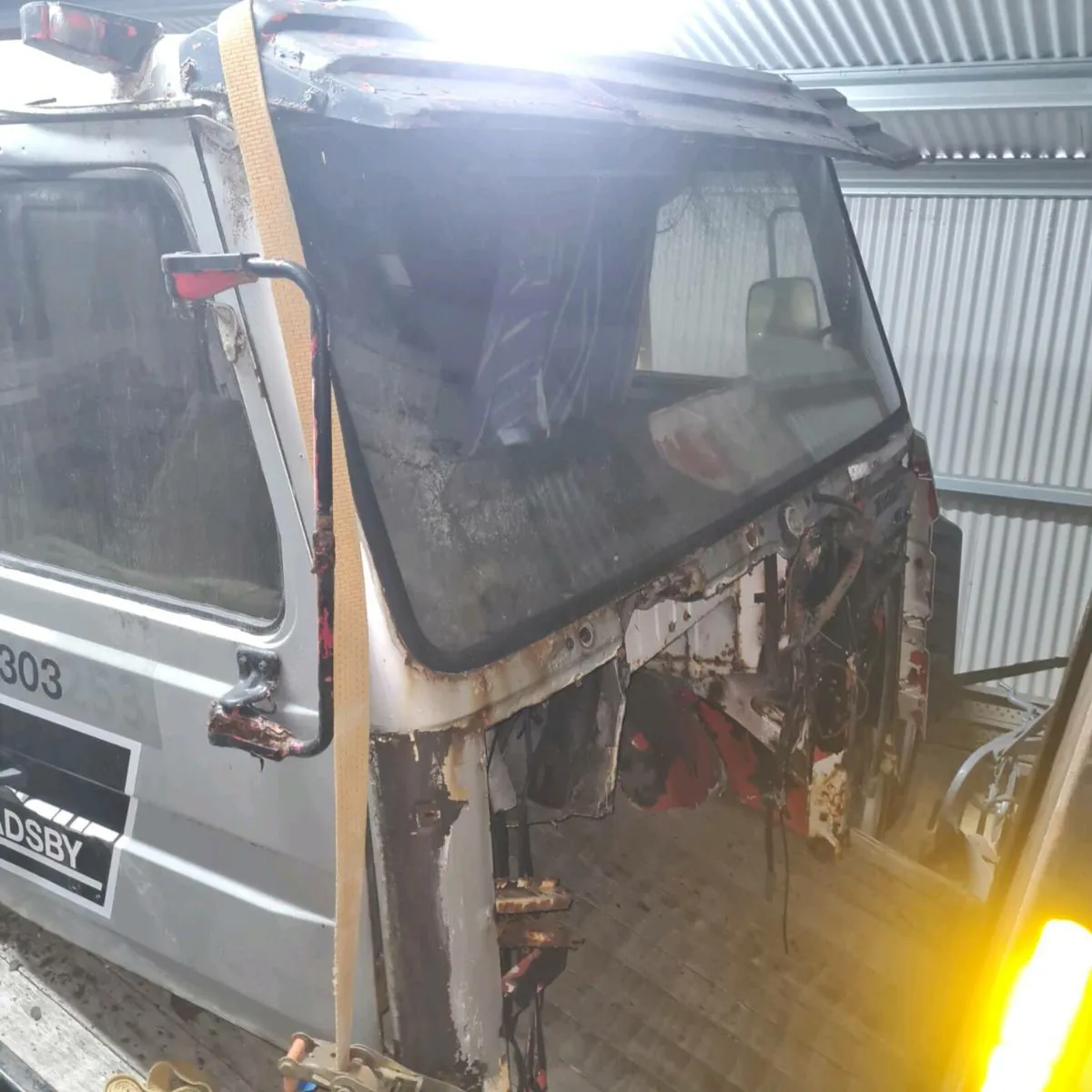 Scania 142 cab for parts selling complete - Image 3