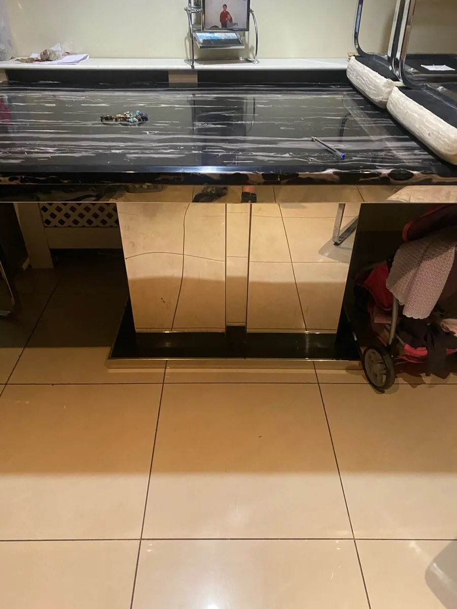 Dining table - Image 1