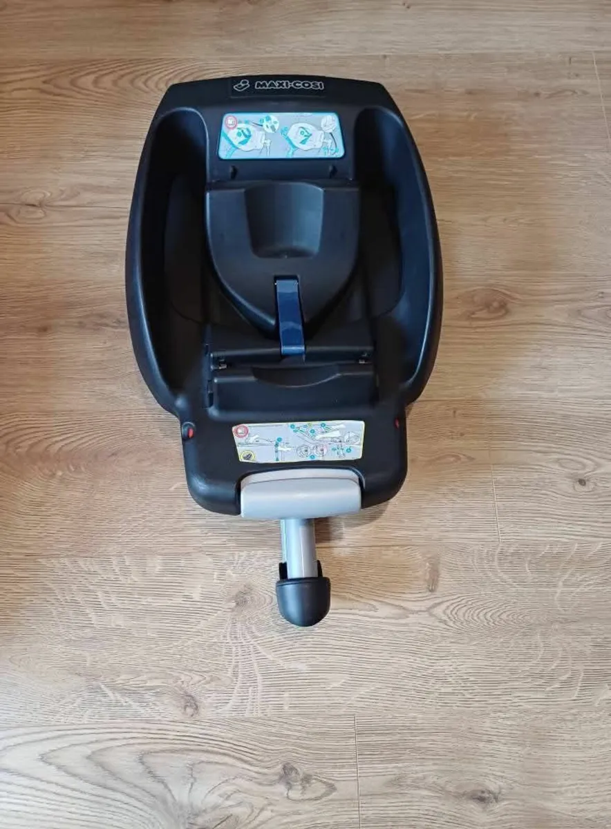 Maxi Cosi Car Seat and Isofix Base - Image 2