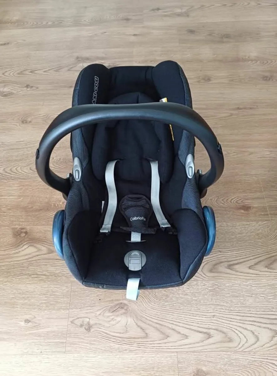 Maxi Cosi Car Seat and Isofix Base - Image 3