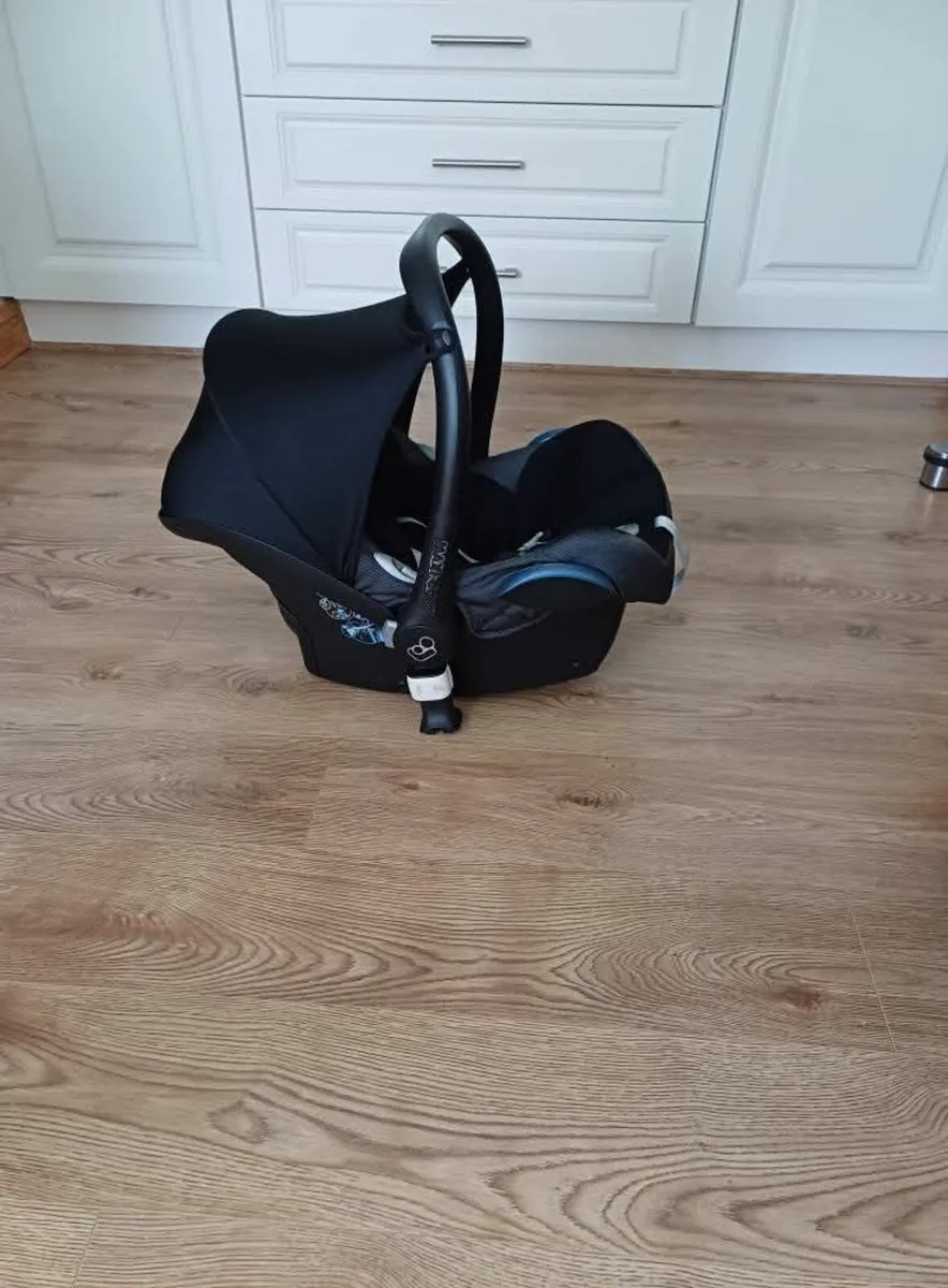 Maxi Cosi Car Seat and Isofix Base - Image 1