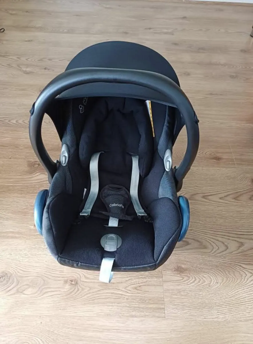 Maxi Cosi Car Seat and Isofix Base - Image 4