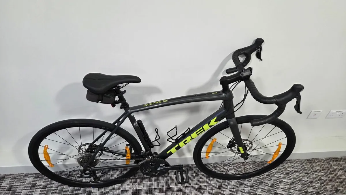 Trek Domane 3 road bike - Image 2