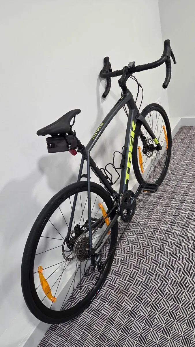 Trek Domane 3 road bike - Image 4