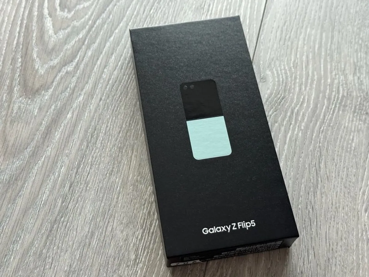 BRAND NEW! Samsung Galaxy Z-Flip 5 512GB Mint (Green) Factory Unlocked - Image 3