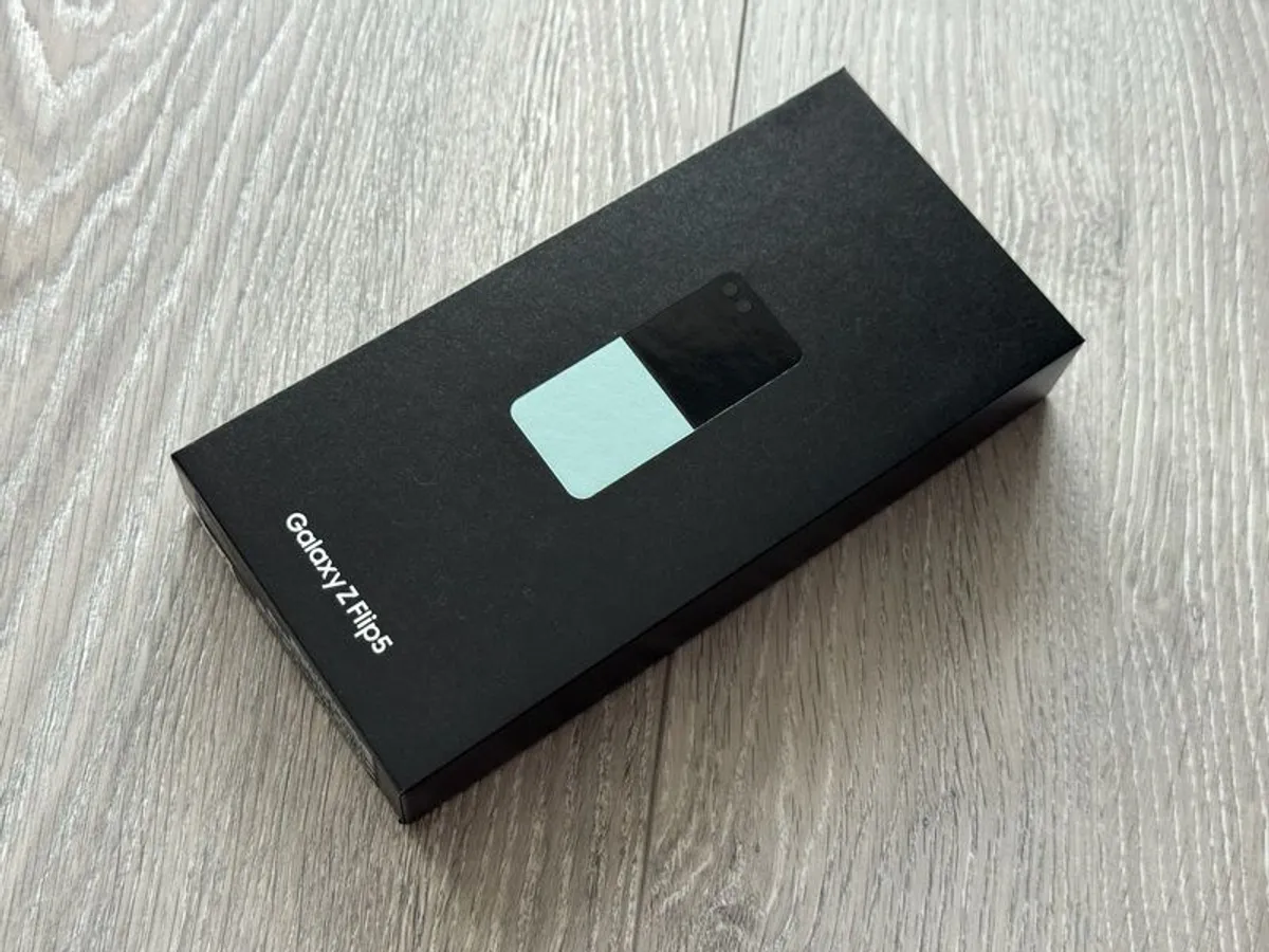 BRAND NEW! Samsung Galaxy Z-Flip 5 512GB Mint (Green) Factory Unlocked - Image 4