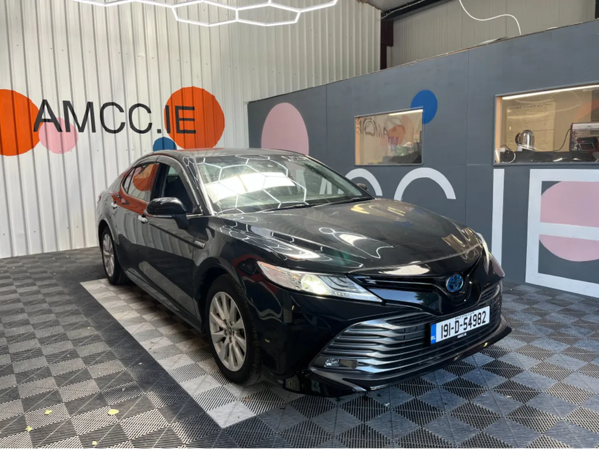 Toyota Camry 2.5 HYBRID / 54k KMs / REVERSE CAMERA - Image 1