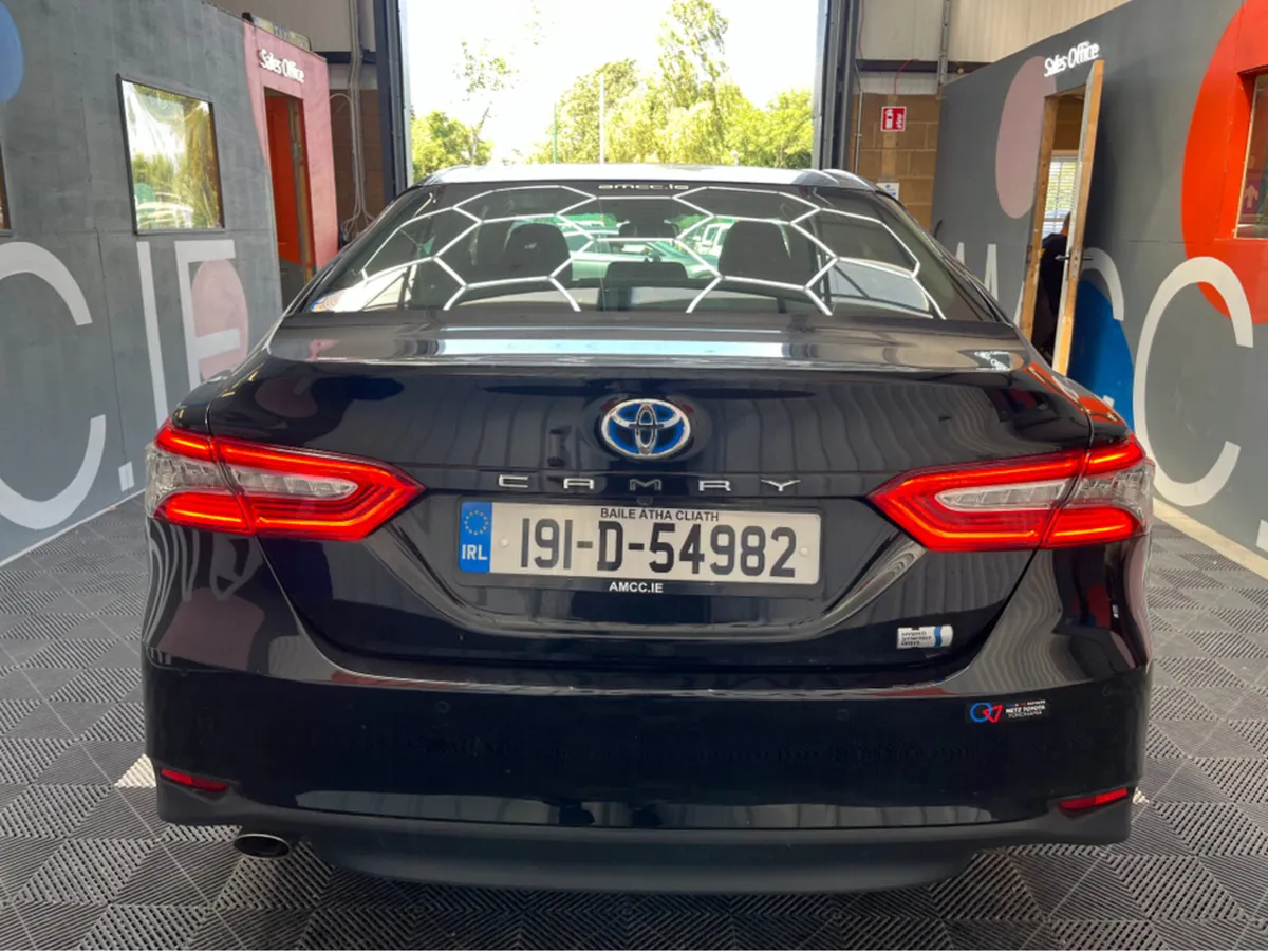 Toyota Camry 2.5 HYBRID / 54k KMs / REVERSE CAMERA - Image 4