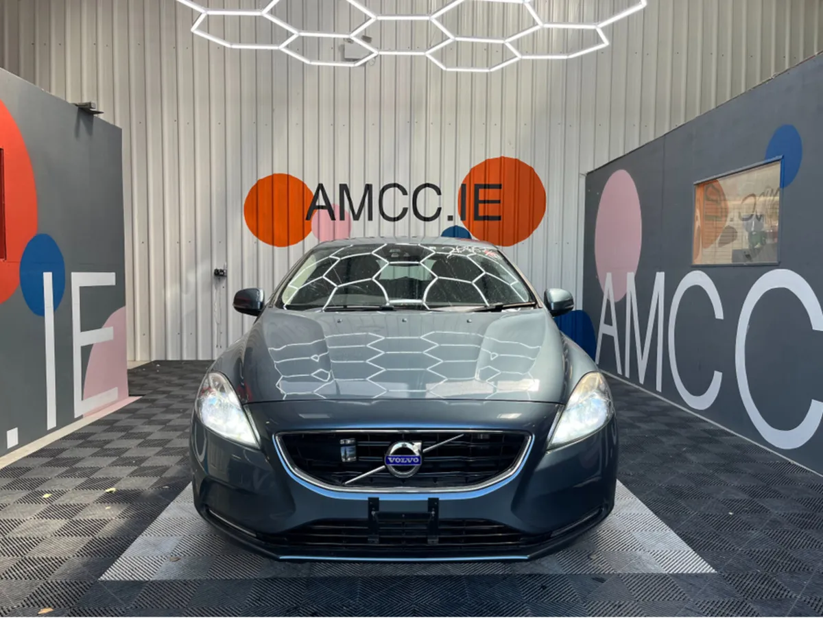 Volvo V40 1.6 PETROL / 81k KMs / REVERSE CAMERA & - Image 2