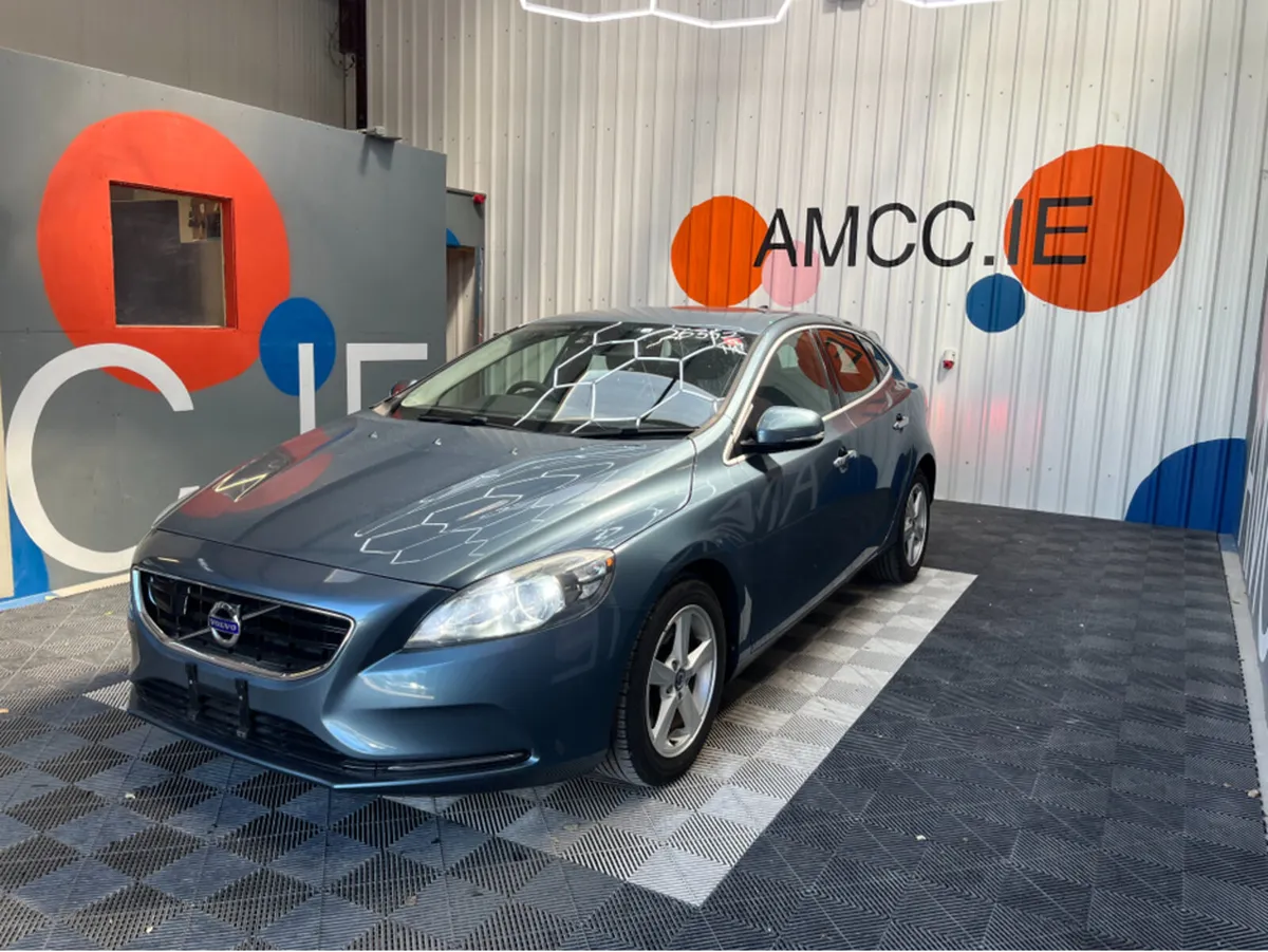 Volvo V40 1.6 PETROL / 81k KMs / REVERSE CAMERA & - Image 3