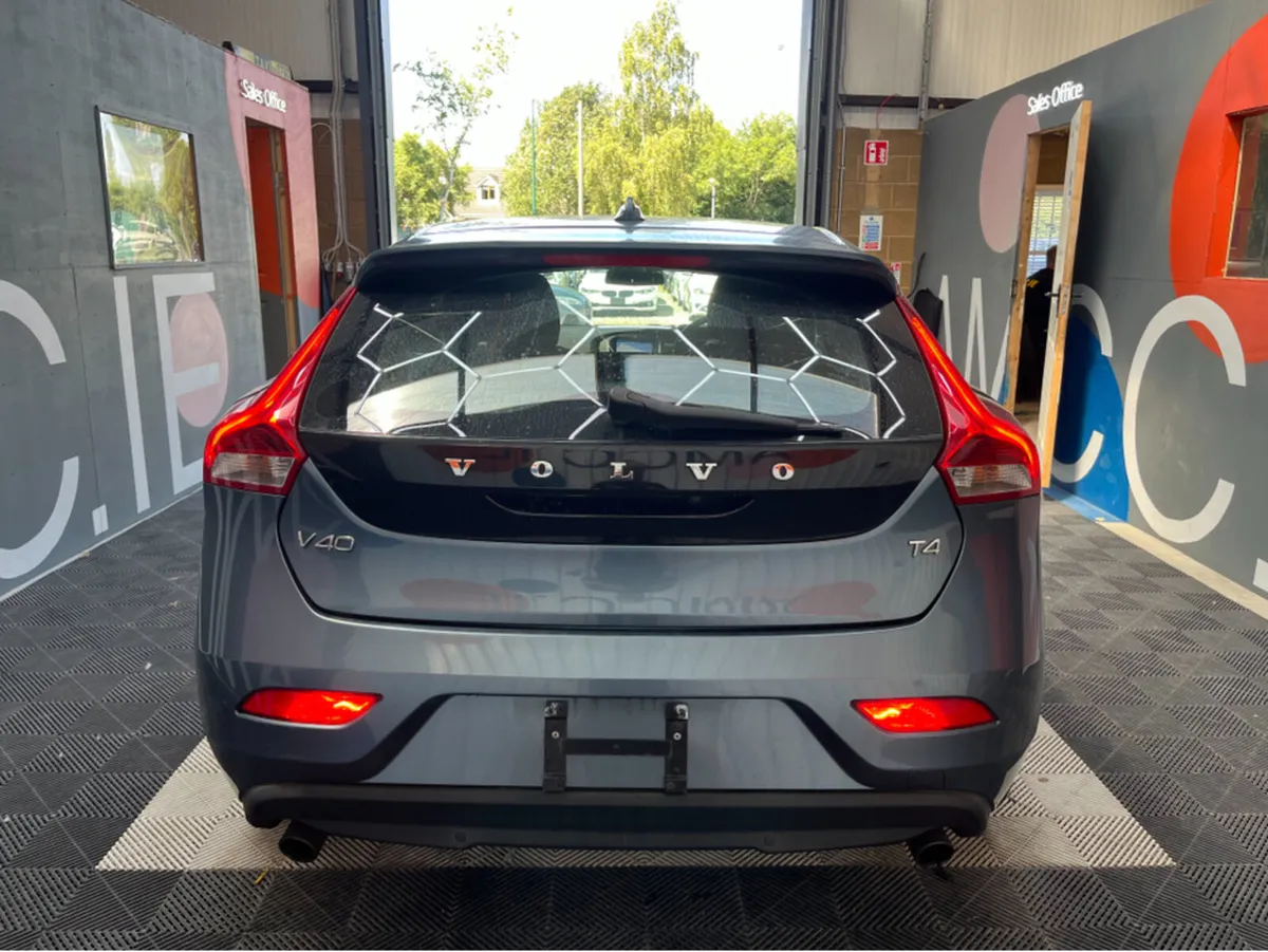 Volvo V40 1.6 PETROL / 81k KMs / REVERSE CAMERA & - Image 4