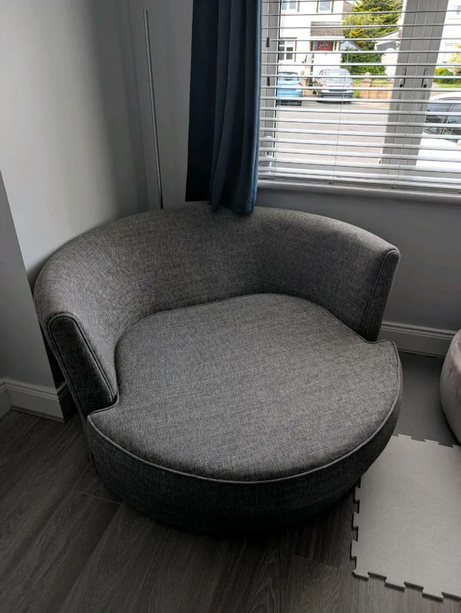 Swivel couch chair - DFS - Image 4