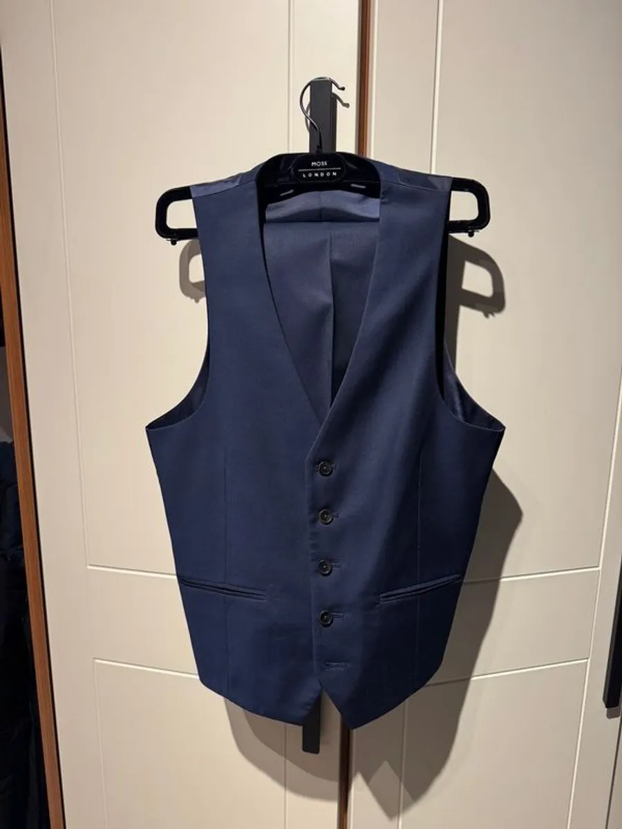 Moss Bros 3 Piece Suit Worn Once - Image 3