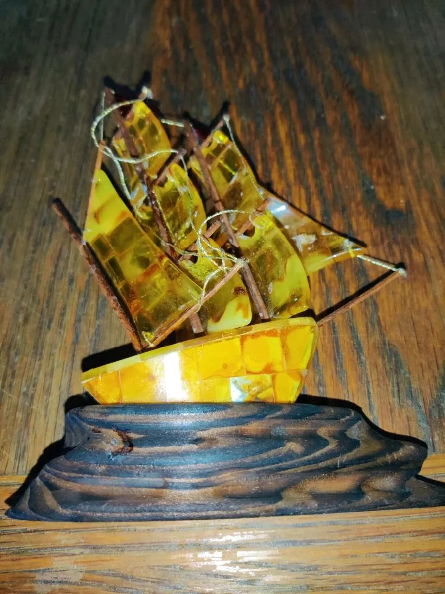 14TH CENTURY AMBER BOAT, 5"Tall RARE Table Piece ! - Image 2