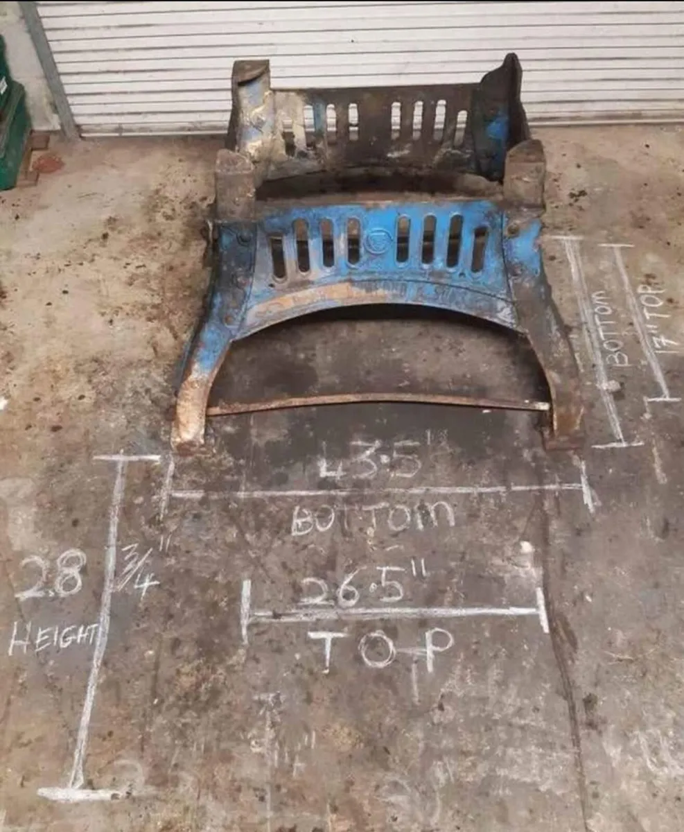 bamford corn roller steel base frame 
Cast iron wo - Image 1