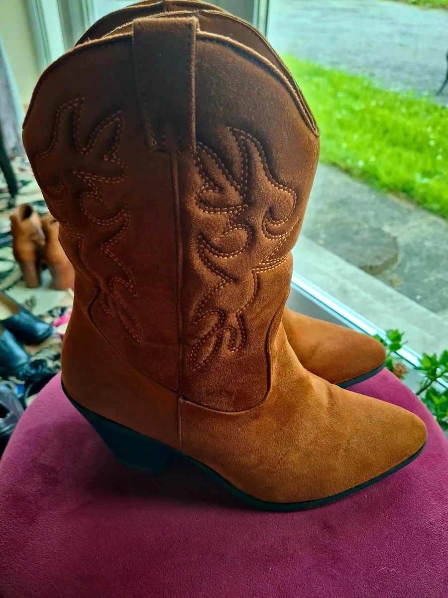 Beautiful ran suede boots - Image 1