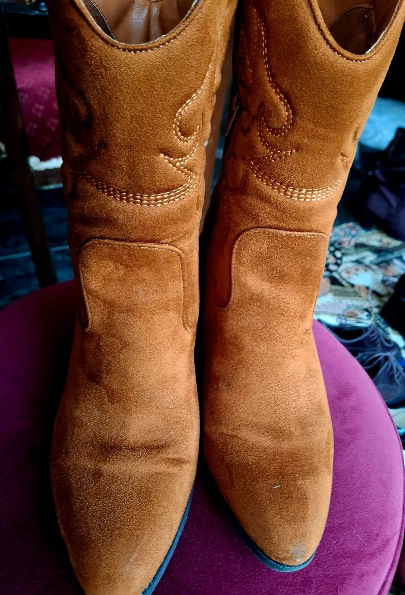 Beautiful ran suede boots - Image 2