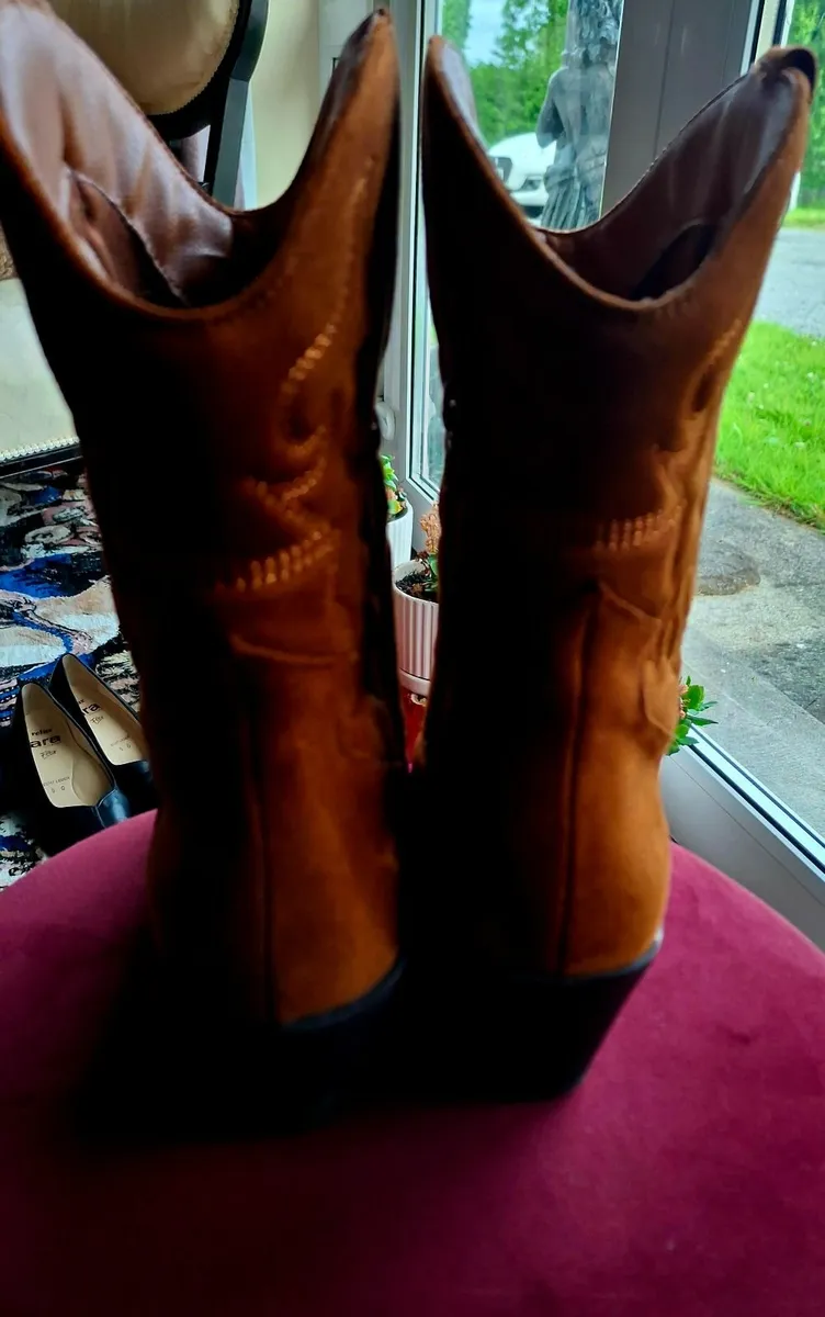 Beautiful ran suede boots - Image 3