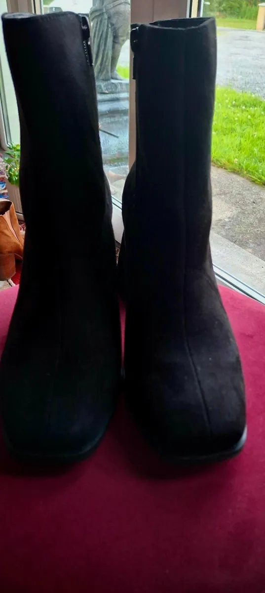 Beautiful new black suede boots - Image 3