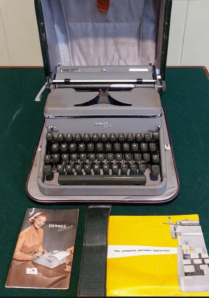 Hermes 2000 Vintage Typewriter - Image 2