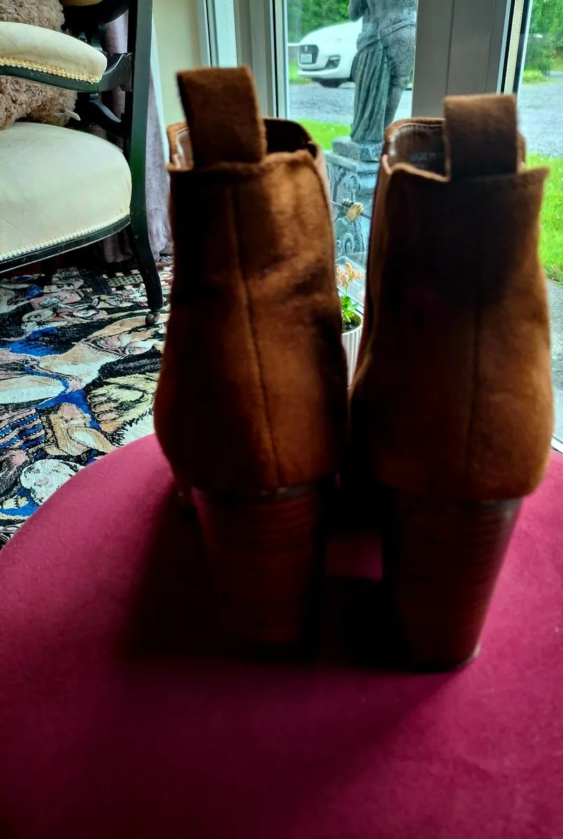 Beautiful tan suede boots - Image 3