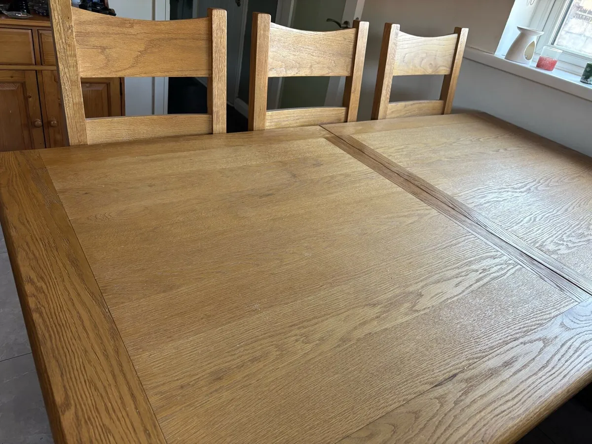 Table and chairs - Image 1