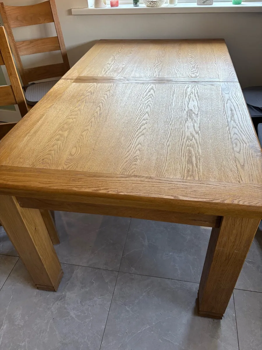Table and chairs - Image 2