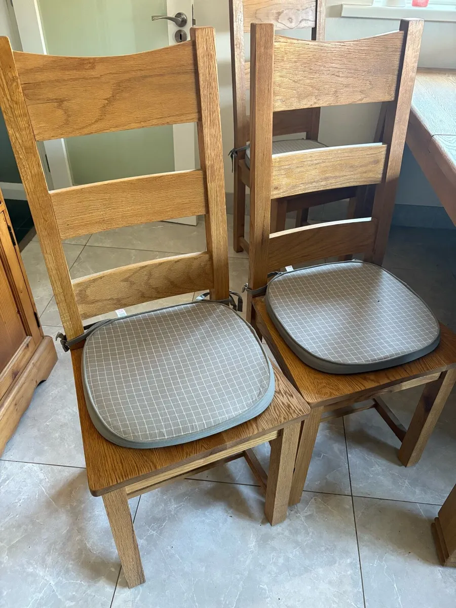 Table and chairs - Image 3