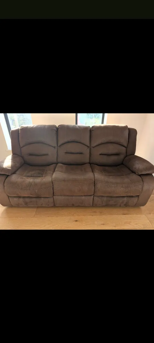 Brown reclining 3 seat couch - Image 1
