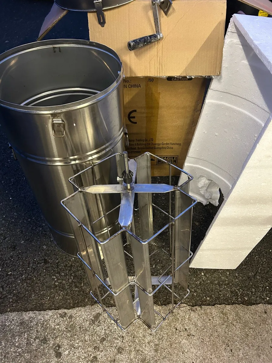 Bee hive and equipment - Image 3