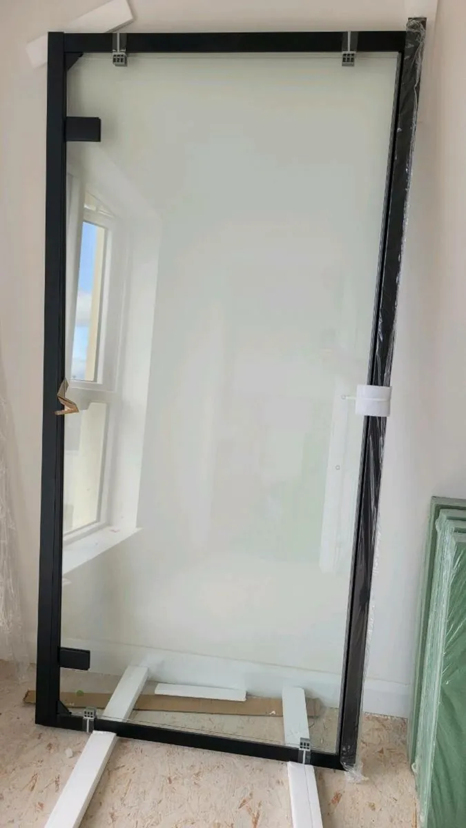Shower door,2 sinks with Taps,shower head and hose - Image 1