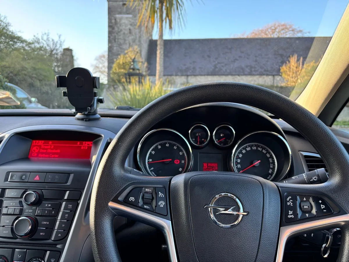 Opel Astra 1.4L petrol saloon - Image 3