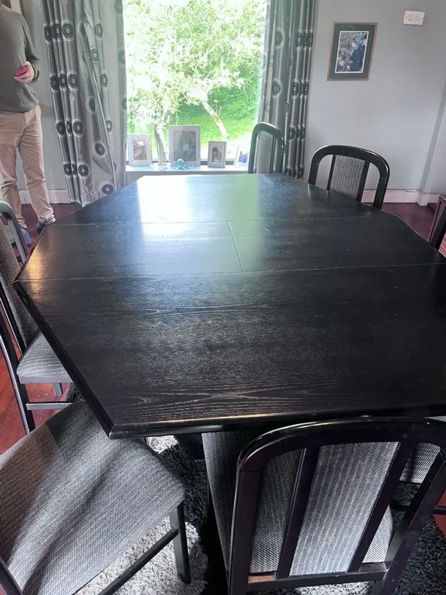 Dining table and 8 chairs - Image 1