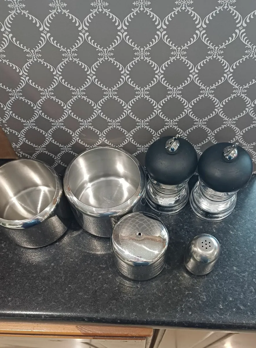 Cups,soup bowls,plates,kitchen bits and pieces - Image 4