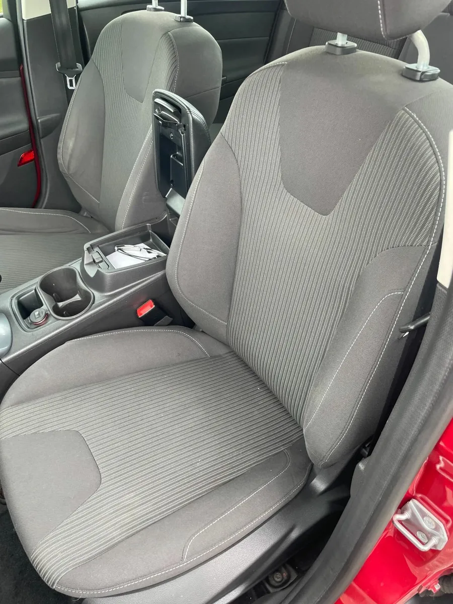 Ford Focus 2014 - Image 2