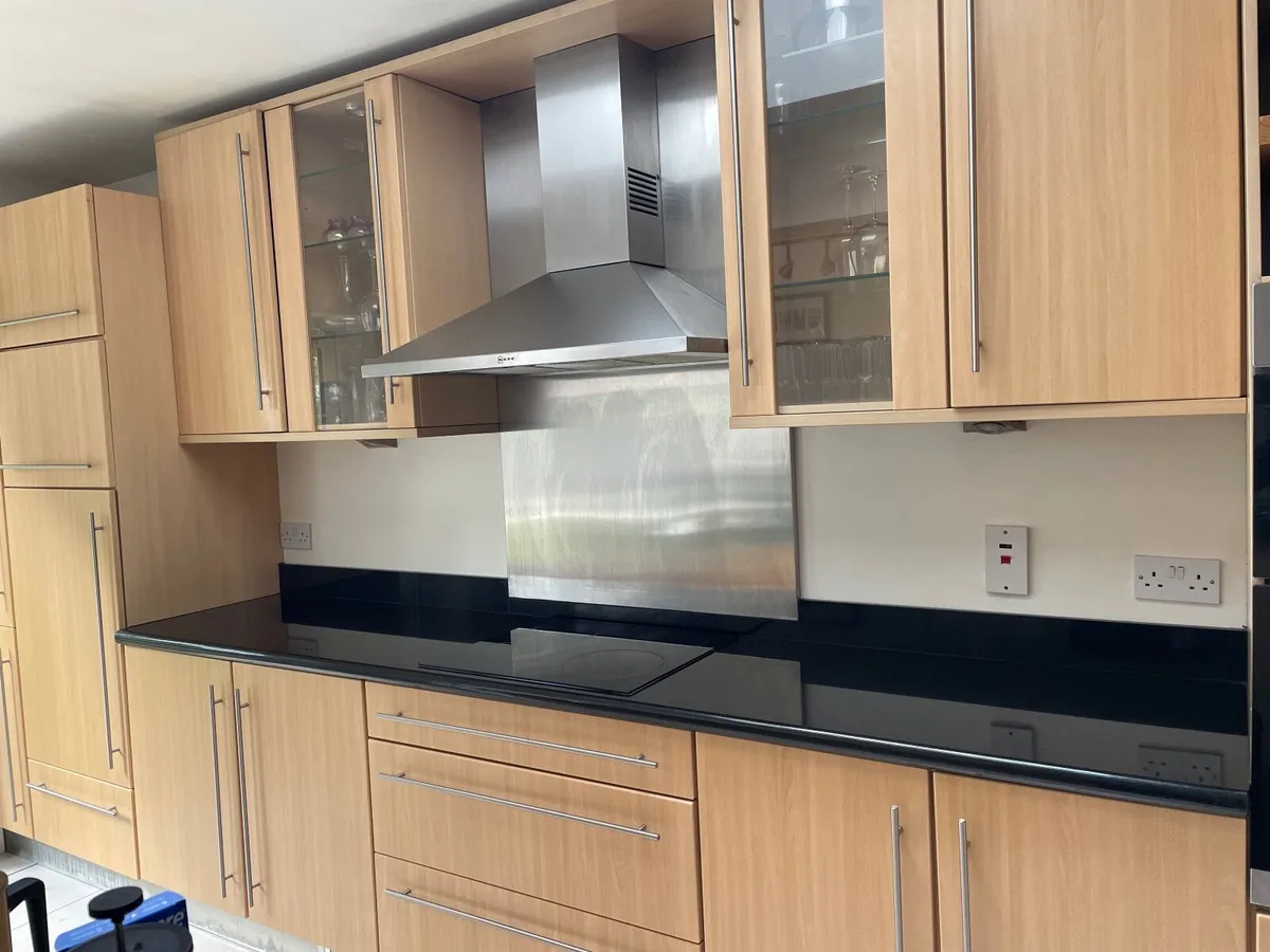 Fitted Kitchen with granite countertops - Image 1