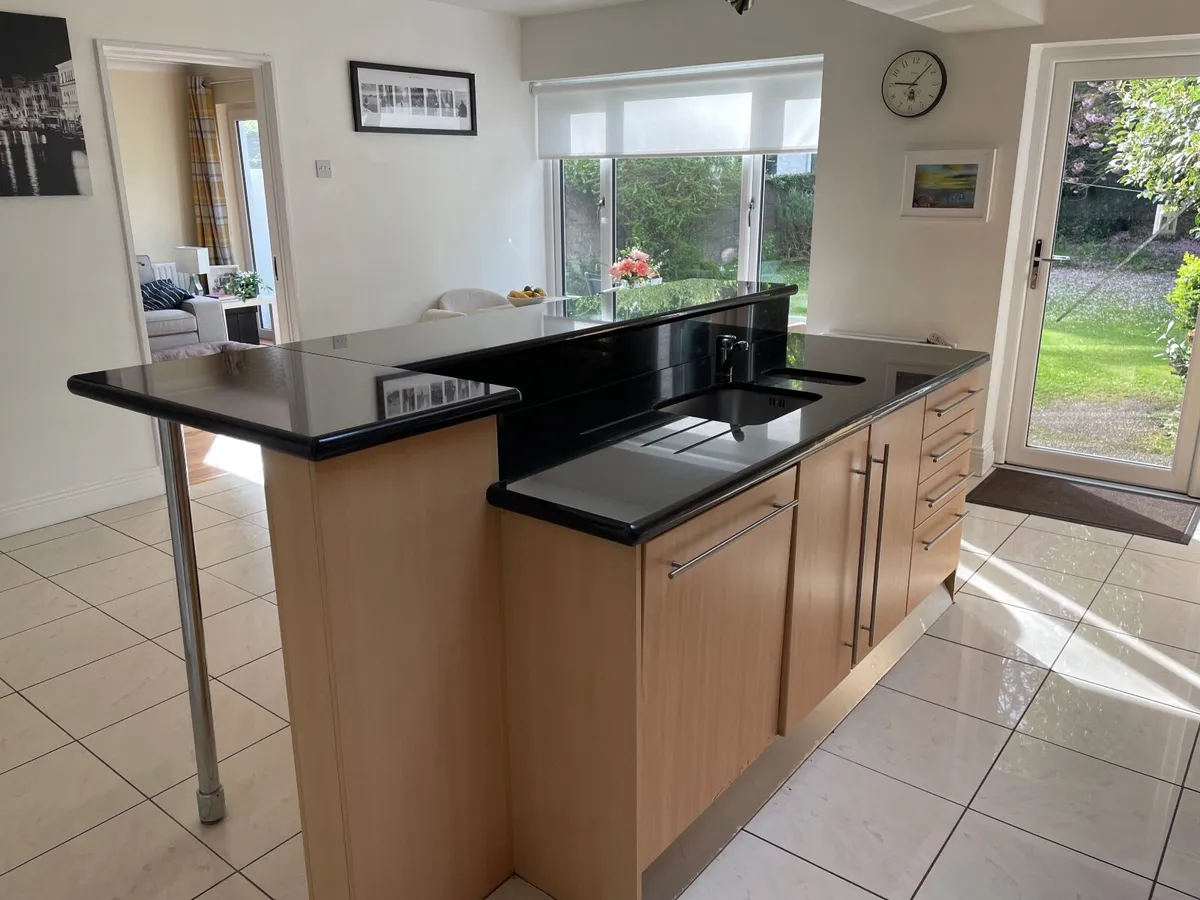 Fitted Kitchen with granite countertops - Image 2