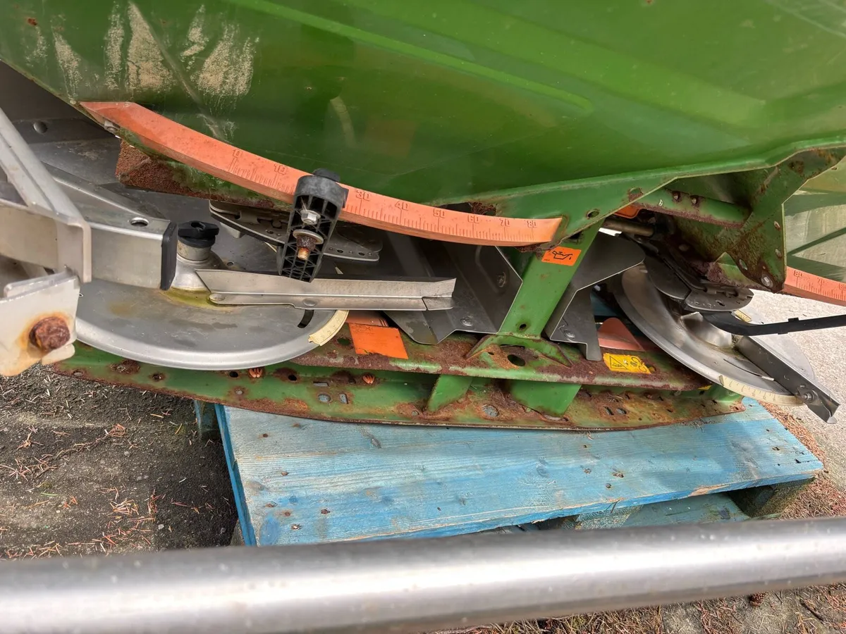 fertiliser spreader - Image 1